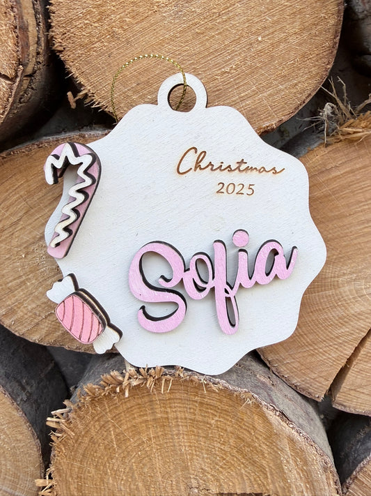 Glob cu Acadele și Nume – Dulcea Magie a Crăciunului