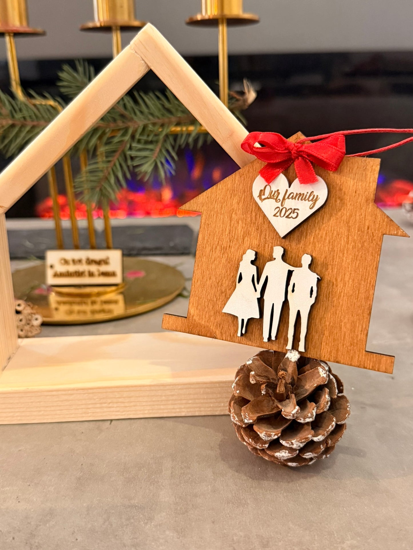 Glob „Casă și Familie” – Ornament Personalizat de Crăciun