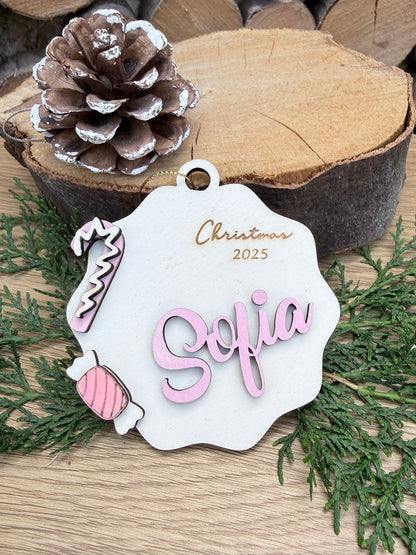 Glob cu Acadele și Nume – Dulcea Magie a Crăciunului