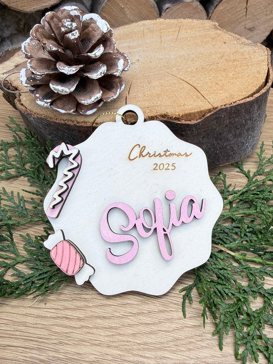 Glob cu Acadele și Nume – Dulcea Magie a Crăciunului