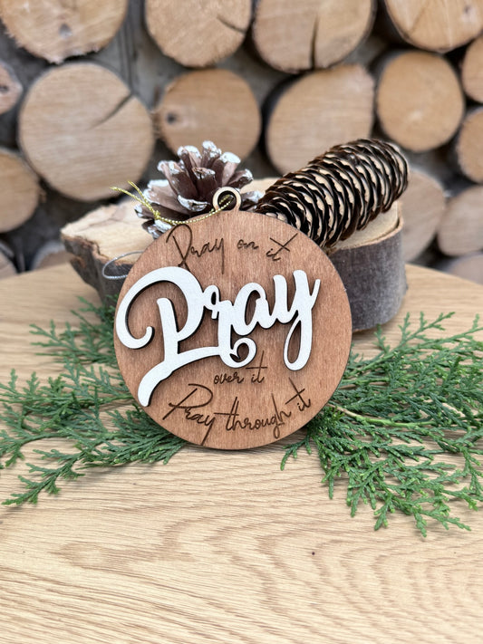 Glob „Pray” – O Clipă de Liniște și Credință în Bradul de Crăciun