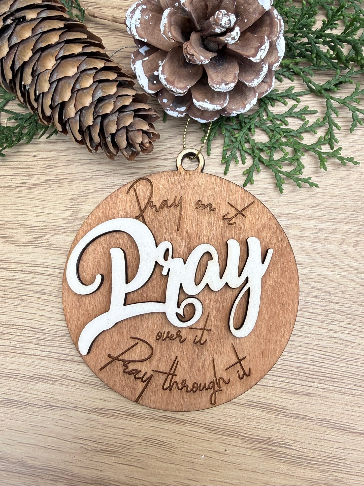 Glob „Pray” – O Clipă de Liniște și Credință în Bradul de Crăciun