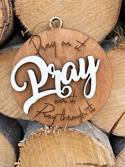 Glob „Pray” – O Clipă de Liniște și Credință în Bradul de Crăciun