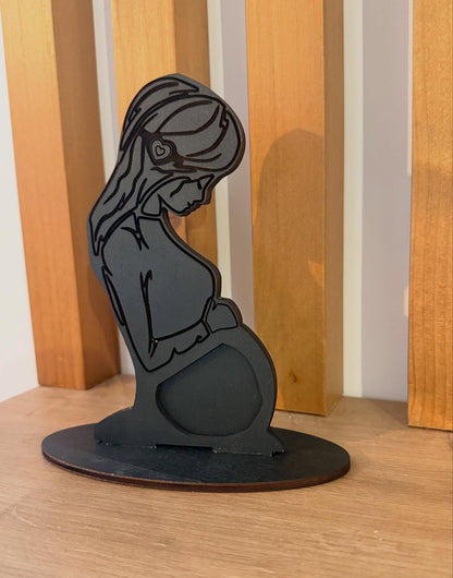 Ramă eco din lemn cu siluetă de femeie însărcinată