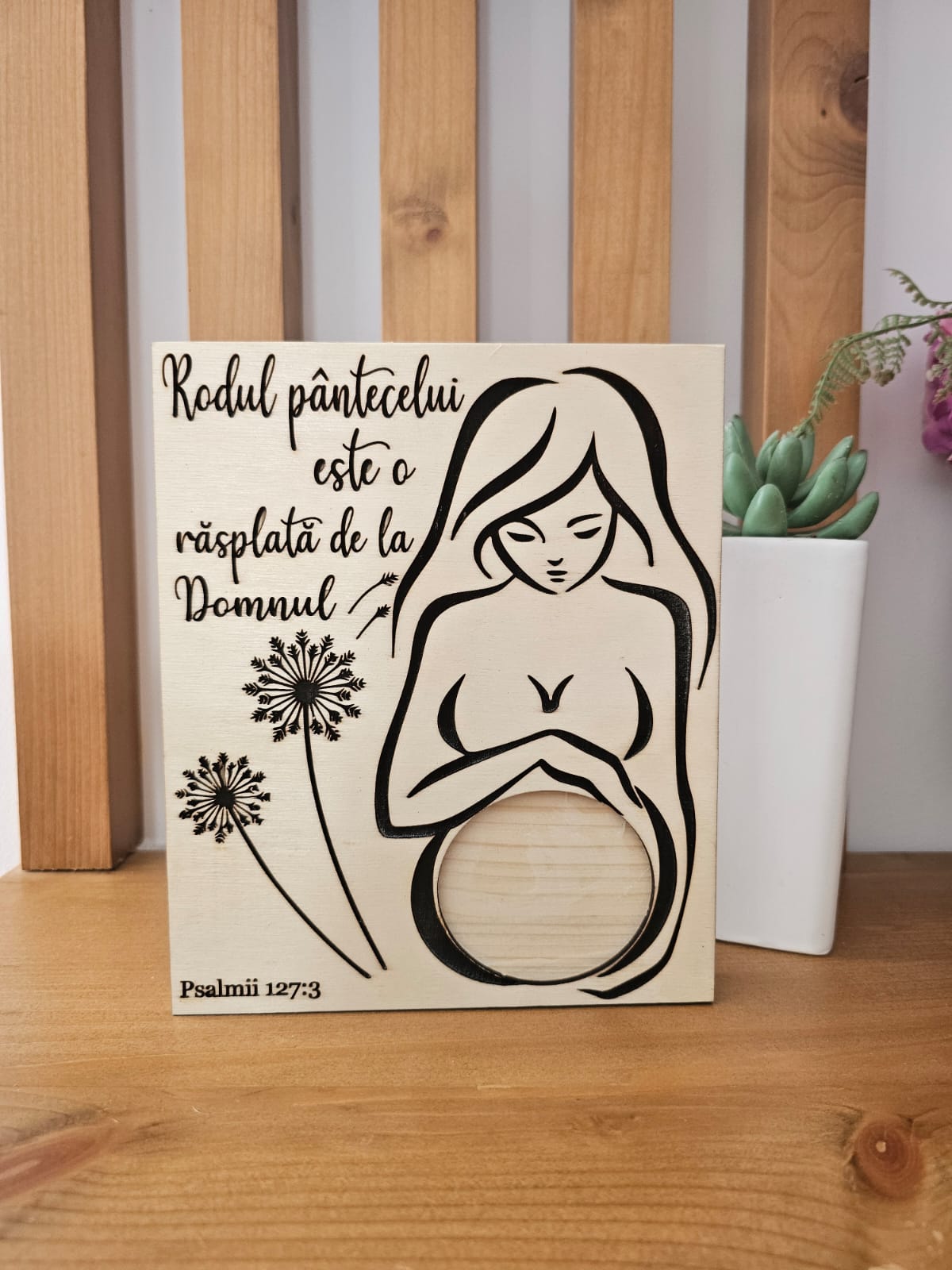 Ramă decorativă din lemn natural cu motiv de maternitate